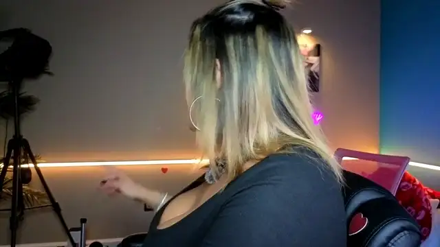 Snapshot of bossyroxy84 chatting on February 23, 2026, 4:47 am bossyroxy84 online show from February 23, 2026, 4:47 am