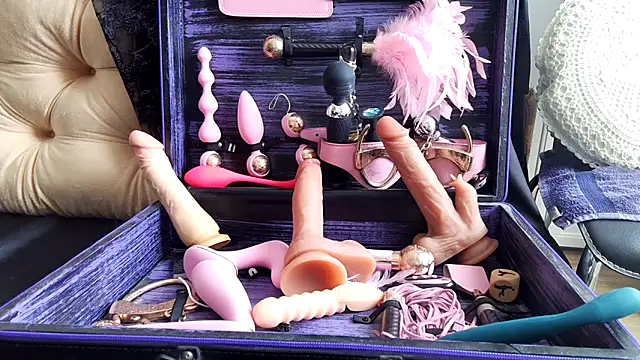 Chanel Noire online show from March 5, 2025, 1:17 pm