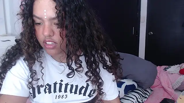 Snapshot of Anitta_bell chatting on February 14, 2025, 12:51 am Anitta bell online show from February 14, 2025, 12:51 am