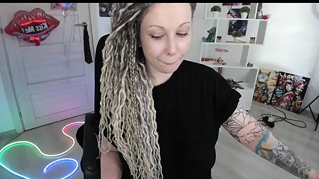 Snapshot of HoneySallyMoore chatting on March 22, 2026, 2:51 pm HoneySallyMoore online show from March 22, 2026, 2:51 pm