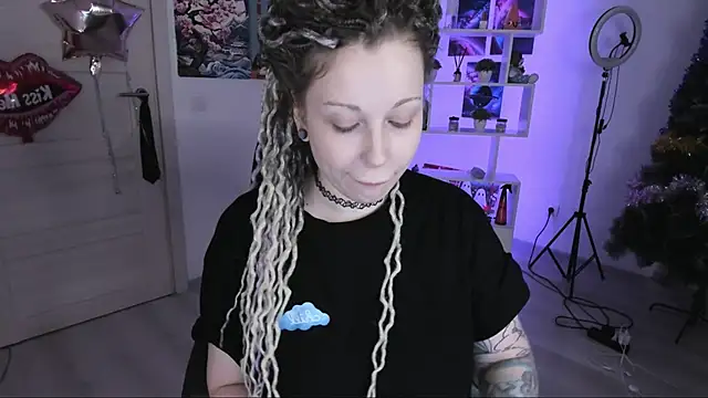 Snapshot of HoneySallyMoore chatting on November 16, 2025, 2:05 am HoneySallyMoore online show from November 16, 2025, 2:05 am