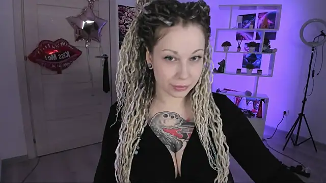 Snapshot of HoneySallyMoore chatting on October 29, 2025, 2:43 am HoneySallyMoore online show from October 29, 2025, 2:43 am