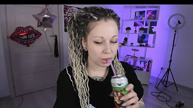 Snapshot of HoneySallyMoore chatting on October 19, 2025, 6:54 pm HoneySallyMoore online show from October 19, 2025, 6:54 pm