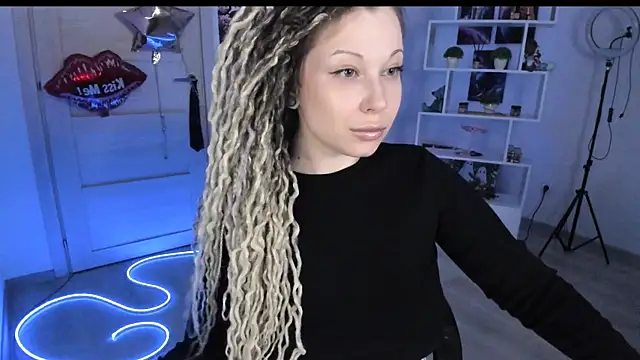 Snapshot of HoneySallyMoore chatting on February 7, 2026, 4:48 pm HoneySallyMoore online show from February 7, 2026, 4:48 pm