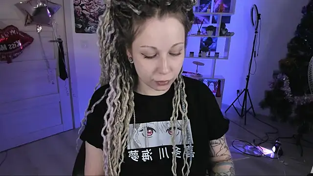 Snapshot of HoneySallyMoore chatting on December 4, 2025, 2:10 am HoneySallyMoore online show from December 4, 2025, 2:10 am