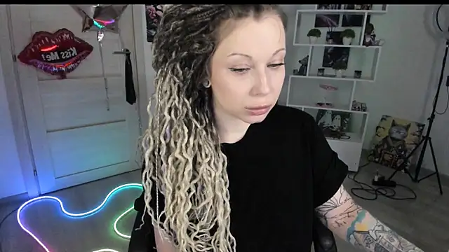 Snapshot of HoneySallyMoore chatting on February 27, 2026, 3:56 pm HoneySallyMoore online show from February 27, 2026, 3:56 pm