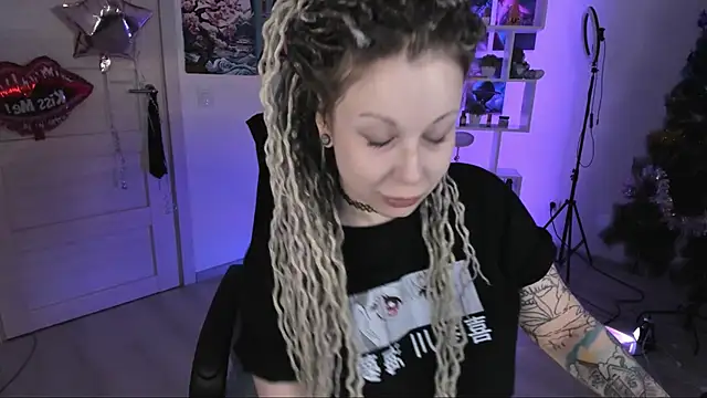 Snapshot of HoneySallyMoore chatting on December 3, 2025, 12:44 am HoneySallyMoore online show from December 3, 2025, 12:44 am