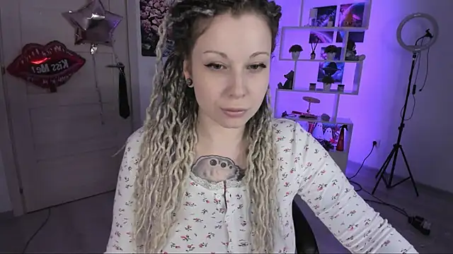 Snapshot of HoneySallyMoore chatting on November 3, 2025, 3:34 am HoneySallyMoore online show from November 3, 2025, 3:34 am