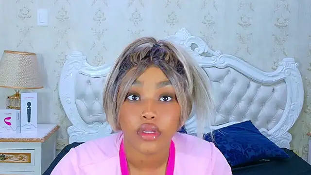 Snapshot of TianahGlow chatting on November 28, 2025, 9:04 pm TianahGlow online show from November 28, 2025, 9:04 pm