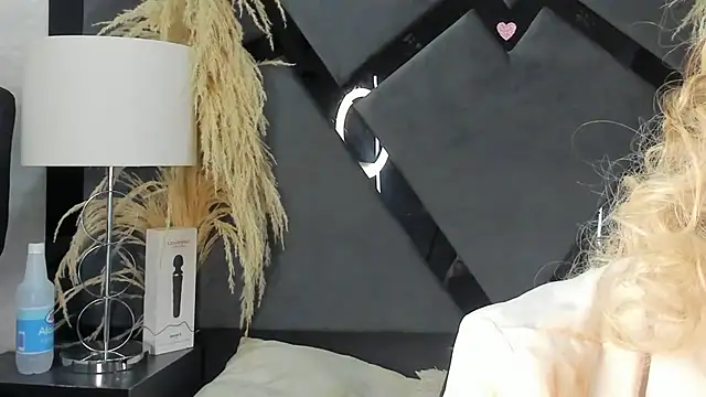 Snapshot of TianahGlow chatting on February 15, 2026, 8:02 am TianahGlow online show from February 15, 2026, 8:02 am