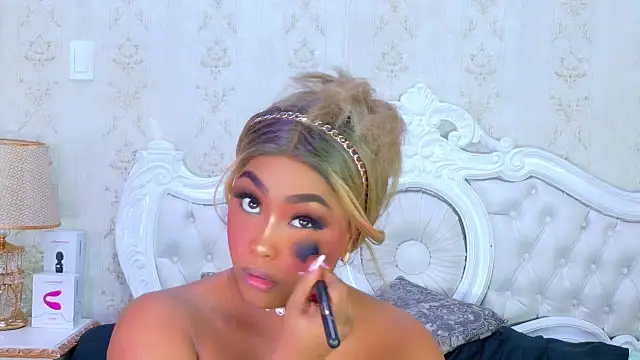 Snapshot of TianahGlow chatting on November 14, 2025, 9:18 pm TianahGlow online show from November 14, 2025, 9:18 pm