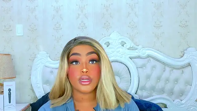 Snapshot of TianahGlow chatting on November 22, 2025, 9:02 pm TianahGlow online show from November 22, 2025, 9:02 pm