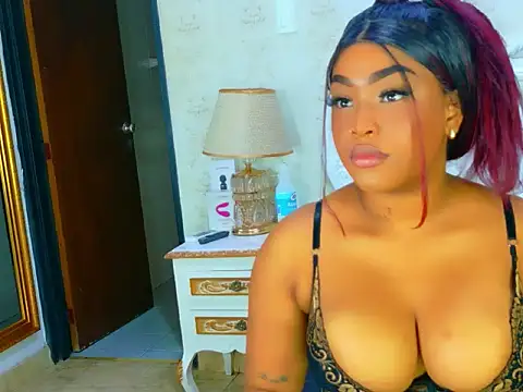 Snapshot of TianahGlow chatting on March 5, 2026, 7:43 pm TianahGlow online show from March 5, 2026, 7:43 pm