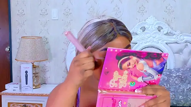 Snapshot of TianahGlow chatting on November 12, 2025, 8:23 pm TianahGlow online show from November 12, 2025, 8:23 pm