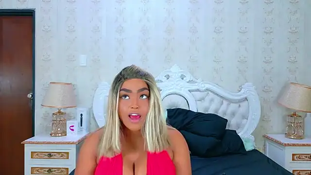 Snapshot of TianahGlow chatting on November 21, 2025, 8:41 pm TianahGlow online show from November 21, 2025, 8:41 pm