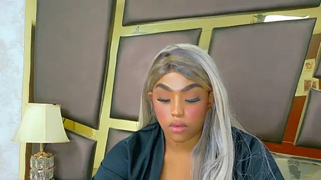 Snapshot of TianahGlow chatting on November 30, 2025, 9:43 am TianahGlow online show from November 30, 2025, 9:43 am