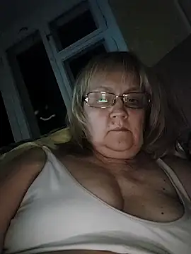 Snapshot of Violet5364 chatting on March 31, 2026, 8:33 pm Violet5364 online show from March 31, 2026, 8:33 pm