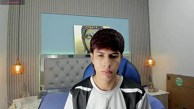 Snapshot of Estiv18_ chatting on December 14, 2025, 10:21 am Estiv18 online show from December 14, 2025, 10:21 am