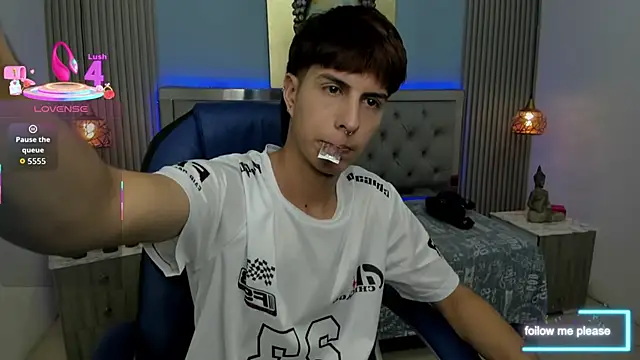 Snapshot of Estiv18_ chatting on December 2, 2025, 6:37 am Estiv18 online show from December 2, 2025, 6:37 am