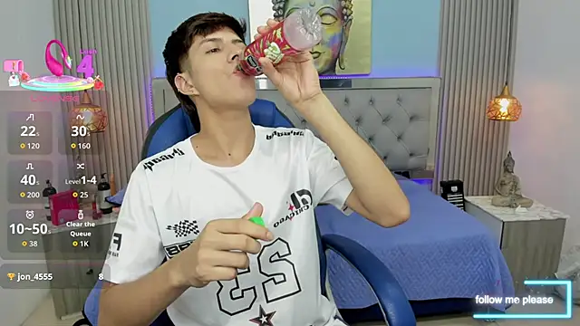 Snapshot of Estiv18_ chatting on December 5, 2025, 3:32 pm Estiv18 online show from December 5, 2025, 3:32 pm