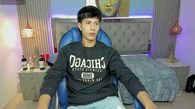 Snapshot of Estiv18_ chatting on November 25, 2025, 3:07 am Estiv18 online show from November 25, 2025, 3:07 am