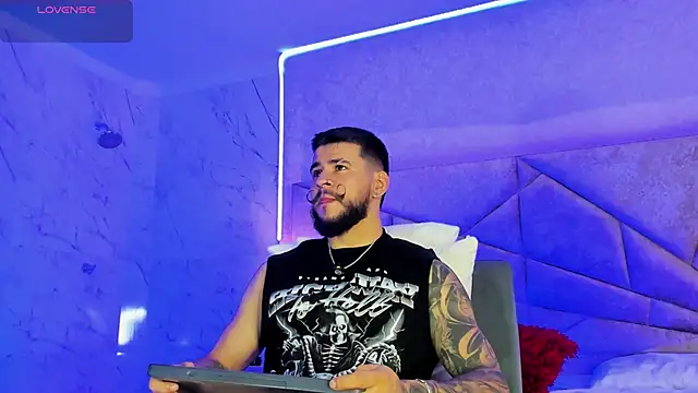 Snapshot of DickGriffith_ chatting on December 4, 2025, 1:43 pm DickGriffith online show from December 4, 2025, 1:43 pm