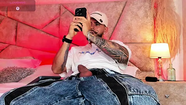 Snapshot of DickGriffith_ chatting on November 9, 2025, 10:47 pm DickGriffith online show from November 9, 2025, 10:47 pm