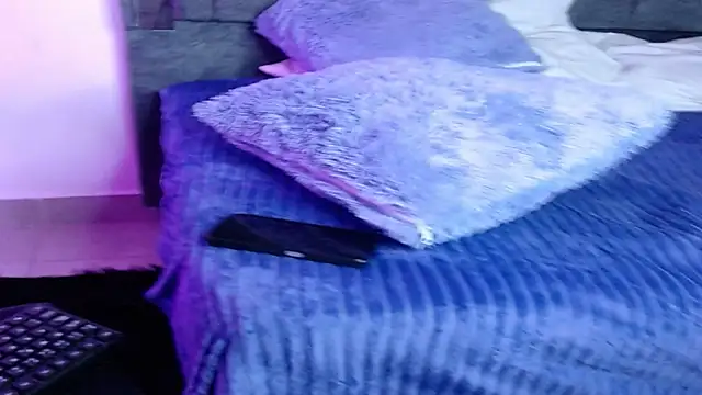 EmilyPacho  online show from March 19, 2025, 11:17 am