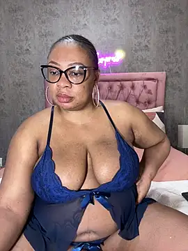 Snapshot of VixenRoyaleX chatting on February 25, 2026, 3:18 am VixenRoyaleX online show from February 25, 2026, 3:18 am