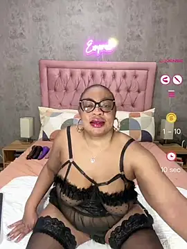 Snapshot of VixenRoyaleX chatting on July 17, 2026, 2:42 am VixenRoyaleX online show from July 17, 2026, 2:42 am