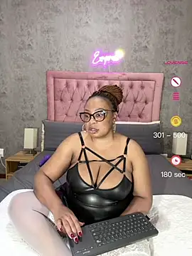 Snapshot of VixenRoyaleX chatting on July 2, 2026, 3:56 am VixenRoyaleX online show from July 2, 2026, 3:56 am