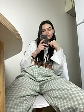 lunalovelee online show from November 17, 2025, 2:10 pm