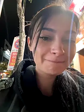 lunalovelee online show from November 4, 2025, 2:21 pm