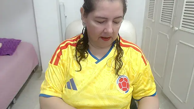 leonela 69 online show from July 3, 2026, 10:05 pm
