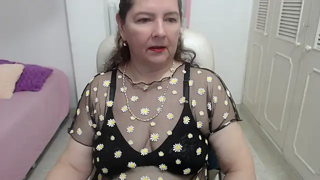 leonela 69 online show from July 4, 2026, 10:47 pm