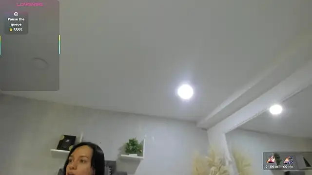 Snapshot of EmiliaRose_ chatting on April 13, 2026, 8:46 pm EmiliaRose online show from April 13, 2026, 8:46 pm
