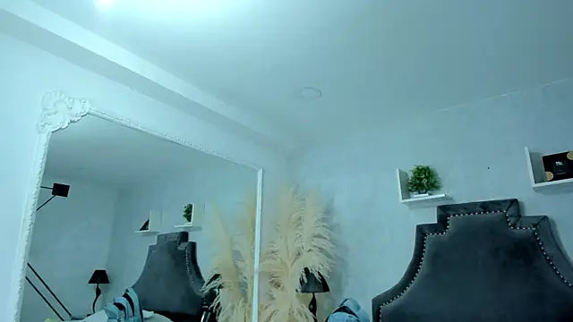 Snapshot of EmiliaRose_ chatting on February 5, 2026, 9:10 pm EmiliaRose online show from February 5, 2026, 9:10 pm