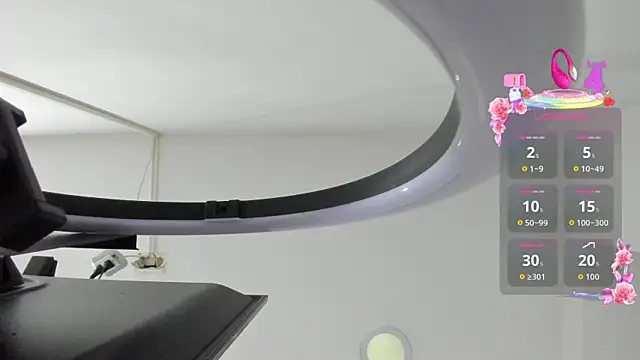 Snapshot of EmiliaRose_ chatting on May 13, 2026, 8:49 pm EmiliaRose online show from May 13, 2026, 8:49 pm