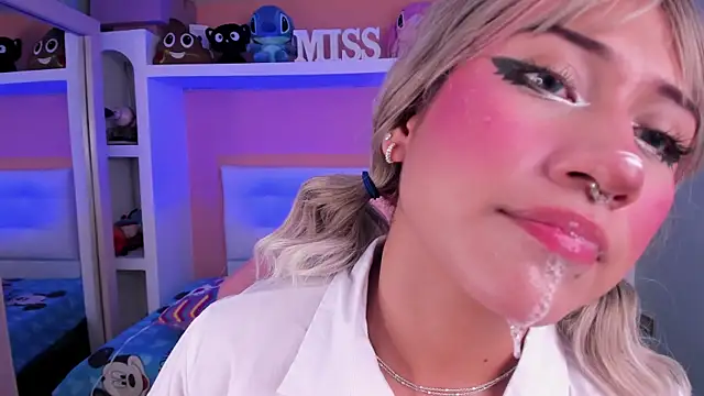 Snapshot of miss___megan chatting on November 5, 2025, 6:11 pm miss megan online show from November 5, 2025, 6:11 pm