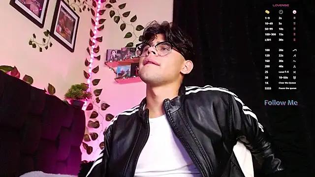 isaac-saenz online show from February 25, 2025, 12:58 am