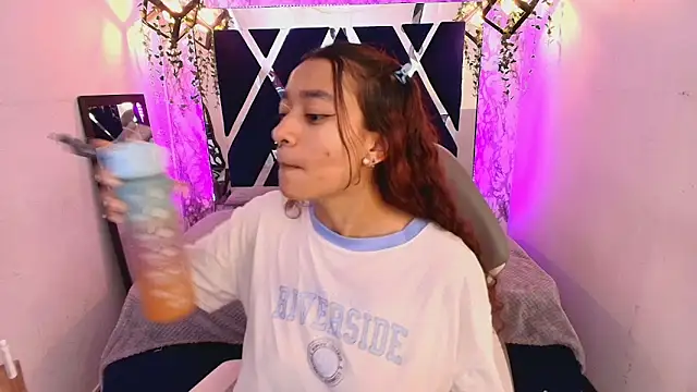 Snapshot of charlotte_bluee chatting on November 8, 2025, 4:10 pm charlotte bluee online show from November 8, 2025, 4:10 pm