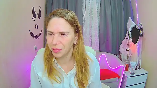 Snapshot of TessaDaybreak chatting on November 3, 2025, 7:24 am TessaDaybreak online show from November 3, 2025, 7:24 am