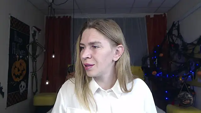 Snapshot of TessaDaybreak chatting on October 14, 2025, 6:25 am TessaDaybreak online show from October 14, 2025, 6:25 am