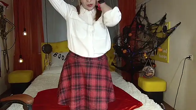 Snapshot of TessaDaybreak chatting on October 15, 2025, 7:49 am TessaDaybreak online show from October 15, 2025, 7:49 am