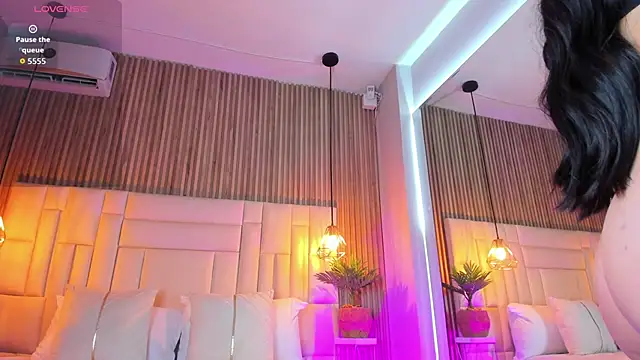 MelanieHillss online show from October 5, 2025, 5:09 am