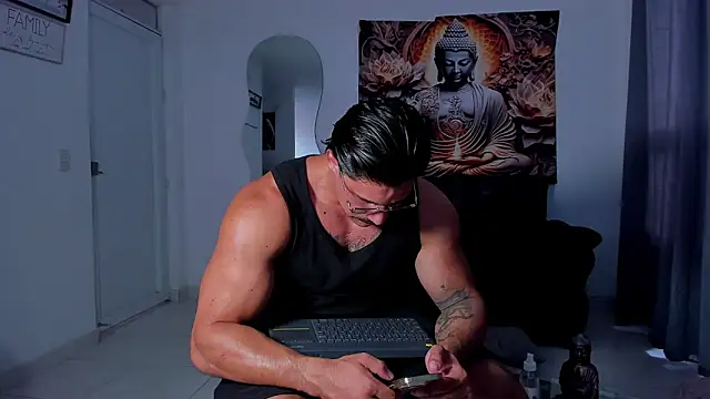 Valentino Dosantos  online show from November 4, 2025, 8:23 pm