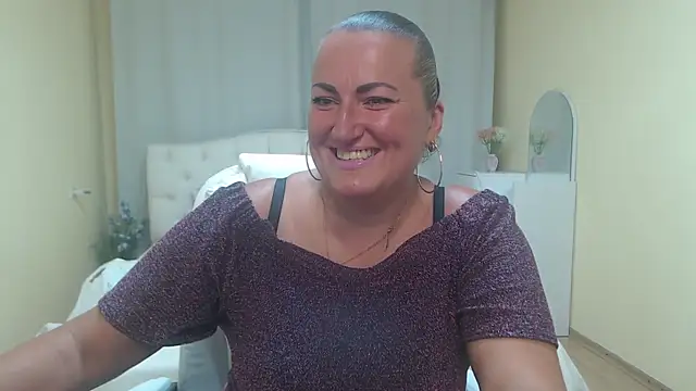 Snapshot of DianaMGG chatting on July 21, 2026, 5:42 am DianaMGG online show from July 21, 2026, 5:42 am