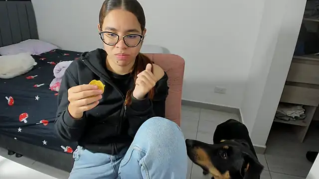 Snapshot of Greciaruiz_ chatting on November 17, 2025, 12:03 am Greciaruiz online show from November 17, 2025, 12:03 am