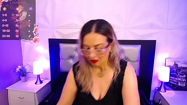 Snapshot of Azaahara_ chatting on June 11, 2026, 12:46 pm Azaahara online show from June 11, 2026, 12:46 pm