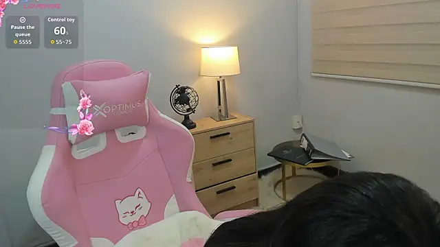 Snapshot of JasmineRoss_1 chatting on April 15, 2026, 4:33 pm JasmineRoss 1 online show from April 15, 2026, 4:33 pm